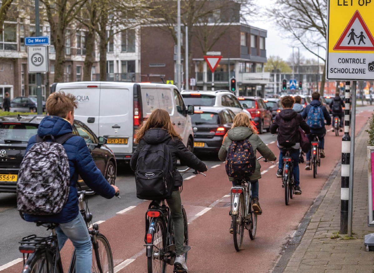 Kinderen op de fiets in het verkeer